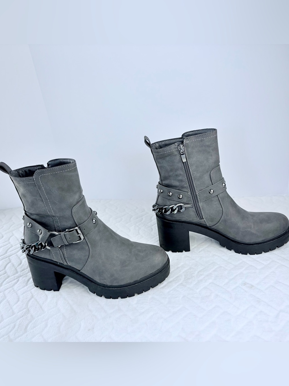 Nine West Gray Platform Lug Boots with Chain Detail Women’s Size 9
